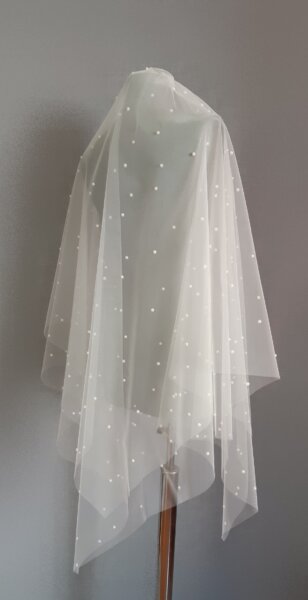 Zarif krem fildişi renk, 1,25 mt boy incili ucu sivri gelin duvağı. Düz kenarlı, taraklı ve hafif tül yapısıyla Suzanna Moda kalitesiyle şimdi keşfedin.